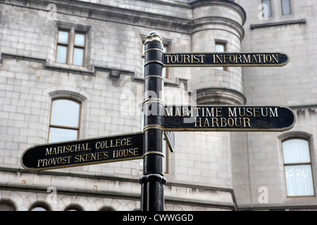 Panneaux d'information touristique de la rue Aberdeen scotland uk directions Banque D'Images