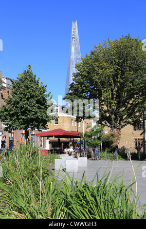 Le parc à la jonction de Tanner Street et London Bridge à Bermondsey, Southwark, avec le fragment derrière, à Londres, Royaume-Uni Banque D'Images