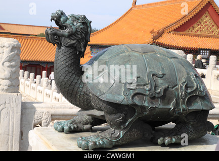 Tortue de bronze dans le palais impérial qui est synonyme de puissance et longue vie. Banque D'Images