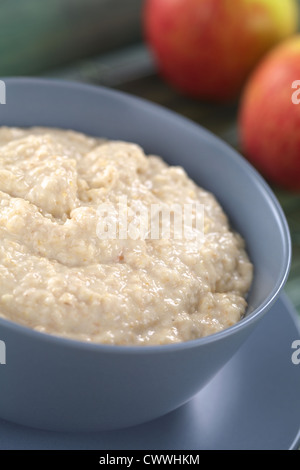 Bol de gruau gruau cuit mélangé avec de la poudre de maca ou ginseng péruvien (lat. Le Lepidium meyenii) avec des pommes dans le dos Banque D'Images