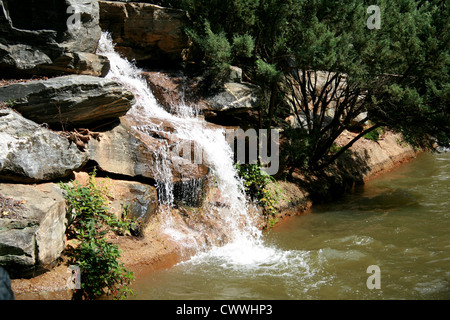 Ruisseau de montagne cascade river photo de cascades Banque D'Images