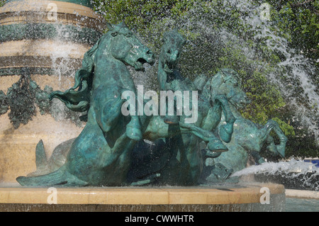 Des fontaines. Chevaux au galop par les jets d'eau de la fontaine monumentale de l'Observatoire dans le Jardin Marco Polo. Paris, France. Banque D'Images