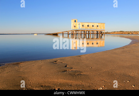 La vie historique ancien garde-bulding dans Fuseta, au parc de conservation de la Ria Formosa, l'Algarve. Portugal Banque D'Images