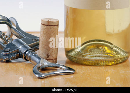 Libre de bouteille de vin près de Cork et corkscrew Banque D'Images