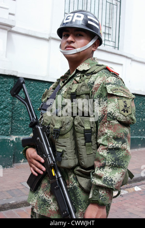 Soldat lourdement armés de la Garde présidentielle sur les fonctions de sécurité à Bogota, Colombie Banque D'Images