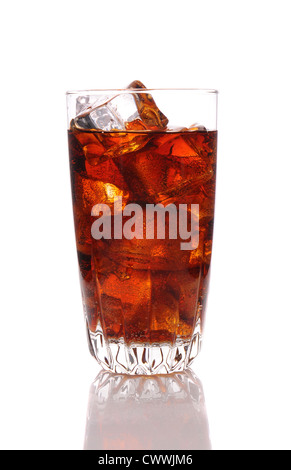 Close up d'un verre de cola et des cubes de glace avec la condensation. Format vertical avec réflexion isolé sur blanc. Banque D'Images