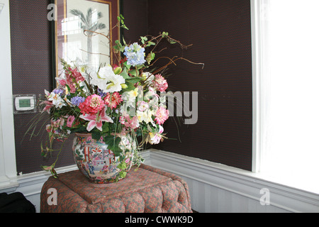 La vie toujours des fleurs dans un vase japonais Banque D'Images