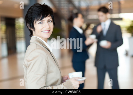 Middle aged businesswoman having pause café Banque D'Images