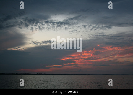 Florida coastal Waterway intra nuageux coucher du soleil photo Banque D'Images