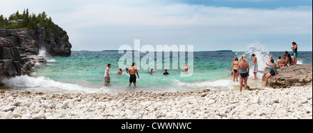 La natation de personnes dans la baie Georgienne, Bruce Peninsula National Park, Ontario, Canada, vue panoramique paysage d'été Banque D'Images