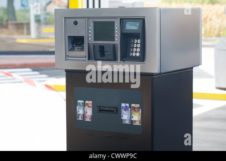 Tenue de payer à la pompe à carburant Banque D'Images