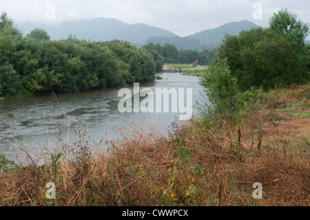 La pluie tombe sur Rio Lima en Minho, Portugal Banque D'Images