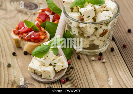 Le fromage feta et olives sur fond de bois Banque D'Images