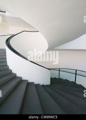 En colimaçon dans le Neues Museum ou le nouveau musée d'art moderne de Nuremberg Allemagne Banque D'Images