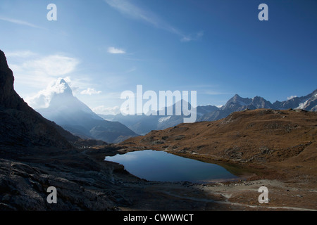 Vue aérienne du lac encore dans les montagnes Banque D'Images