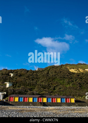 Rangées de cabines de plage de couleur vive sur le front de mer de Cromer Norfolk North East England Anlgia Banque D'Images