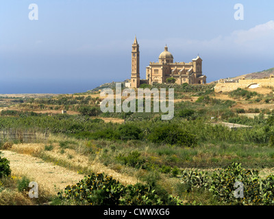 Vue sur la campagne à l'église et basilique de Ta'Pinu sur l'île de Gozo, Mer Méditerranée. Banque D'Images