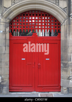 Grand ensemble de portes en bois rouge avec herse de métal au-dessus de voûtes en pierre et de Derbyshire en Angleterre Banque D'Images