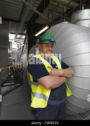 Worker standing in factory Banque D'Images