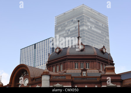 Vue partielle de la gare de Tokyo rénové bâtiment avec tour GranTokyo en arrière-plan à Marunouchi (Tokyo, Japon) Banque D'Images