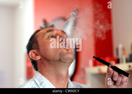 Jason Lee a ouvert une boutique à Elm Grove Brighton appelé la traînée de vapeur où il ne vend que des cigarettes électroniques Banque D'Images