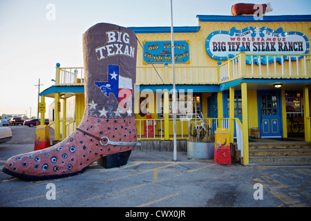 Cowboy géant à l'extérieur de la grande statue d'amorçage Texan Steakhouse le long de la Route 66 à Amarillo, Texas Banque D'Images