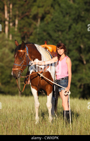 Woman walking horse in forest Banque D'Images