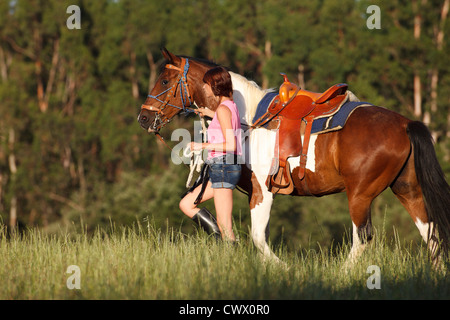 Woman walking horse in forest Banque D'Images