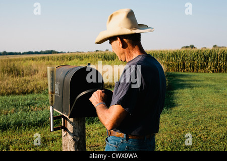 Contrôle de l'agriculteur mail box in rural field Banque D'Images