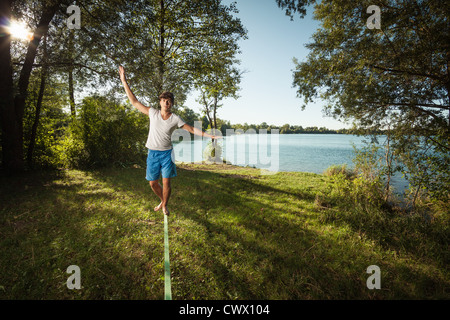 Homme marchant sur la corde raide en plein air Banque D'Images