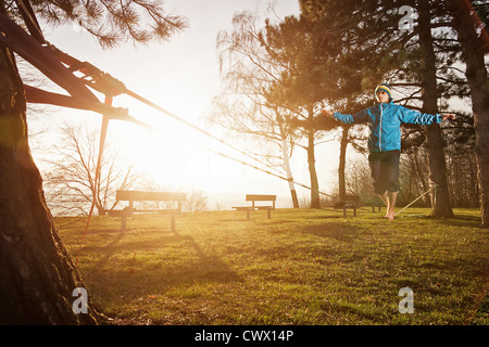 Homme marchant sur la corde raide en plein air Banque D'Images