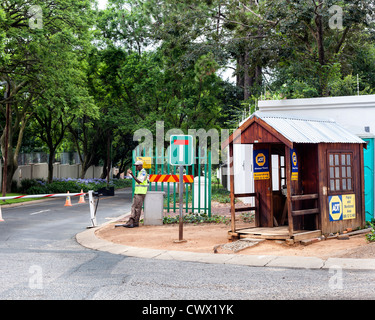 Les niveaux élevés de criminalité et de sécurité dans les maisons de garde dans de nombreuses rues de Johannesburg Banque D'Images