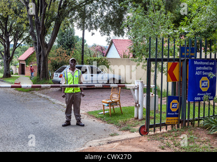 Les niveaux élevés de criminalité et de sécurité dans les maisons de garde dans de nombreuses rues de Johannesburg Banque D'Images