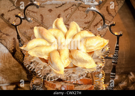 Pâtisserie marocaine, cornes de gazelle, dans un plat en argent. Banque D'Images