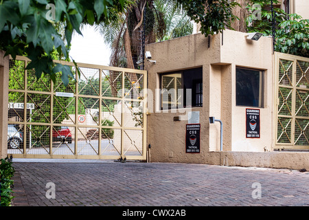 Une gated development - niveaux élevés de criminalité se traduisent par des murs, des clôtures électriques et de garde dans de nombreuses maisons des rues de Johannesburg Banque D'Images