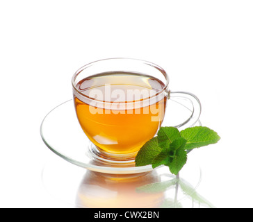Plateau en tasse avec la feuille de menthe et citron isolé sur fond blanc Banque D'Images
