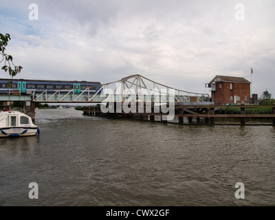 Train passer en travers du chemin de fer, le pont tournant Reedham, Norfolk, UK Banque D'Images