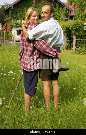 Couple hugging in backyard Banque D'Images