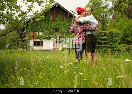 Couple hugging in backyard Banque D'Images