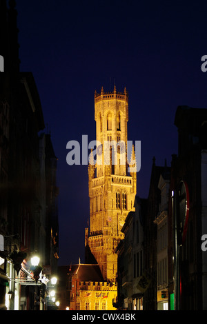 Vue de la nuit de courts de Belfort Tower, Place du marché, à partir de la Vlamingstraat, Bruges, Belgique Banque D'Images