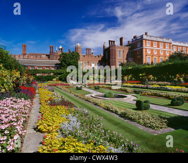 Hampton Court Palace vue de l'Étang des jardins. Londres, Angleterre. Banque D'Images