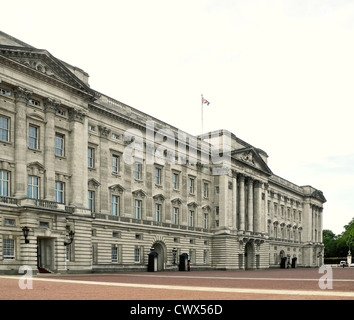 L'avant du palais de Buckingham à Londres, le ciel blanc Banque D'Images