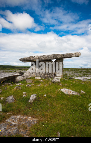Dolmen de Poulnabrone dans la région de Burren Comté de Clare en République d'Irlande. Banque D'Images