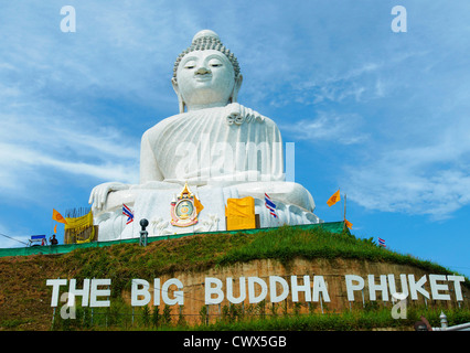 Statue de Bouddha en marbre blanc massif et destination touristique sur le haut de la colline à Phuket, Thaïlande. Banque D'Images