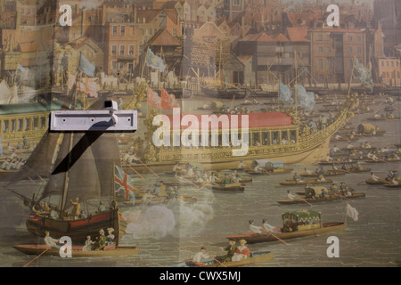 Des caméras de regarder les Londoniens avec l'arrière-plan de Canaletto au xviiie siècle, la peinture de l'Éternel Show du maire, régates à la gare de London Bridge. Les 30 mètres de long travail de l'art est placé sur un mur temporaire à l'entrée de station récemment rénové. L'image est une reproduction de la Tamise de Canaletto sur Lord Mayor's Day, reproduit à cette échelle les navetteurs et les touristes sont en mesure d'admirer le détail de la célèbre peinture représentant la vie animée de la Lord Mayor's Show vu de procession de la rivière avant 1752 Bankside. Banque D'Images