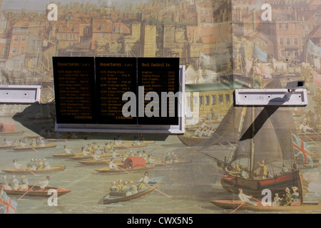 Caméras de surveillance et de la grille horaire de London avec l'arrière-plan de Canaletto au xviiie siècle, la peinture de l'Éternel Show du maire, régates à la gare de London Bridge. Les 30 mètres de long travail de l'art est placé sur un mur temporaire à l'entrée de station récemment rénové. L'image est une reproduction de la Tamise de Canaletto sur Lord Mayor's Day, reproduit à cette échelle les navetteurs et les touristes sont en mesure d'admirer le détail de la célèbre peinture représentant la vie animée de la Lord Mayor's Show vu de procession de la rivière avant 1752 Bankside. Banque D'Images