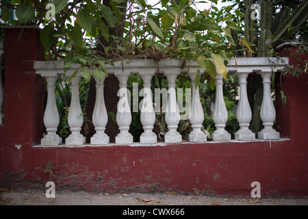 Close up detail avec la profondeur de champ de balustrade avec colonnes de grès blanc à Moraitika, Corfou, îles Ioniennes, Grèce. Banque D'Images