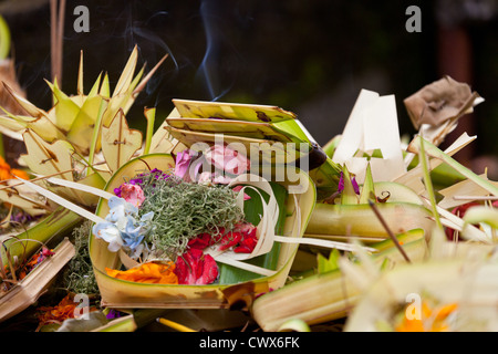 Bol offrande religieuse dans le Temple Tirtha Empul sur Bali Banque D'Images