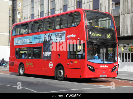 Un double decker bus Londres rouge alimenté par la technologie hybride électrique Banque D'Images