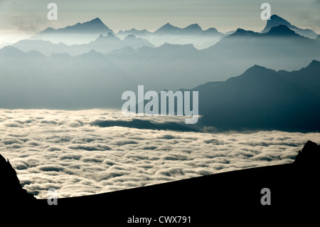 Une mer de nuages avec les montagnes au loin Banque D'Images